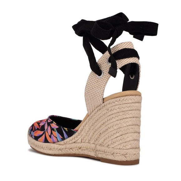Nine West Friend Ankle Wrap Espadrille Wedge Sandals size 8.5 Black Tropical - Picture 3 of 8